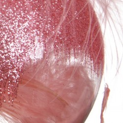 Bombka szklana różowa zdobiona piórkami różowymi piórami 8cm - 4