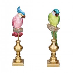 Posąg zielonej różowej papugi na złotej podstawce