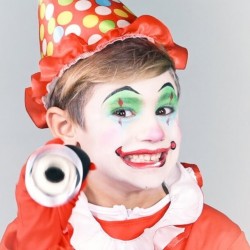 Makijaż prosty na halloween dla chłopca klaun