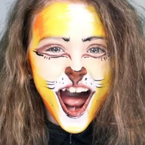 Makijaż prosty na halloween dla dziewczyn lew kot - 1