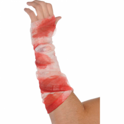 Zakrwawiony bandaż na rękę w plamach krwi z tiulu